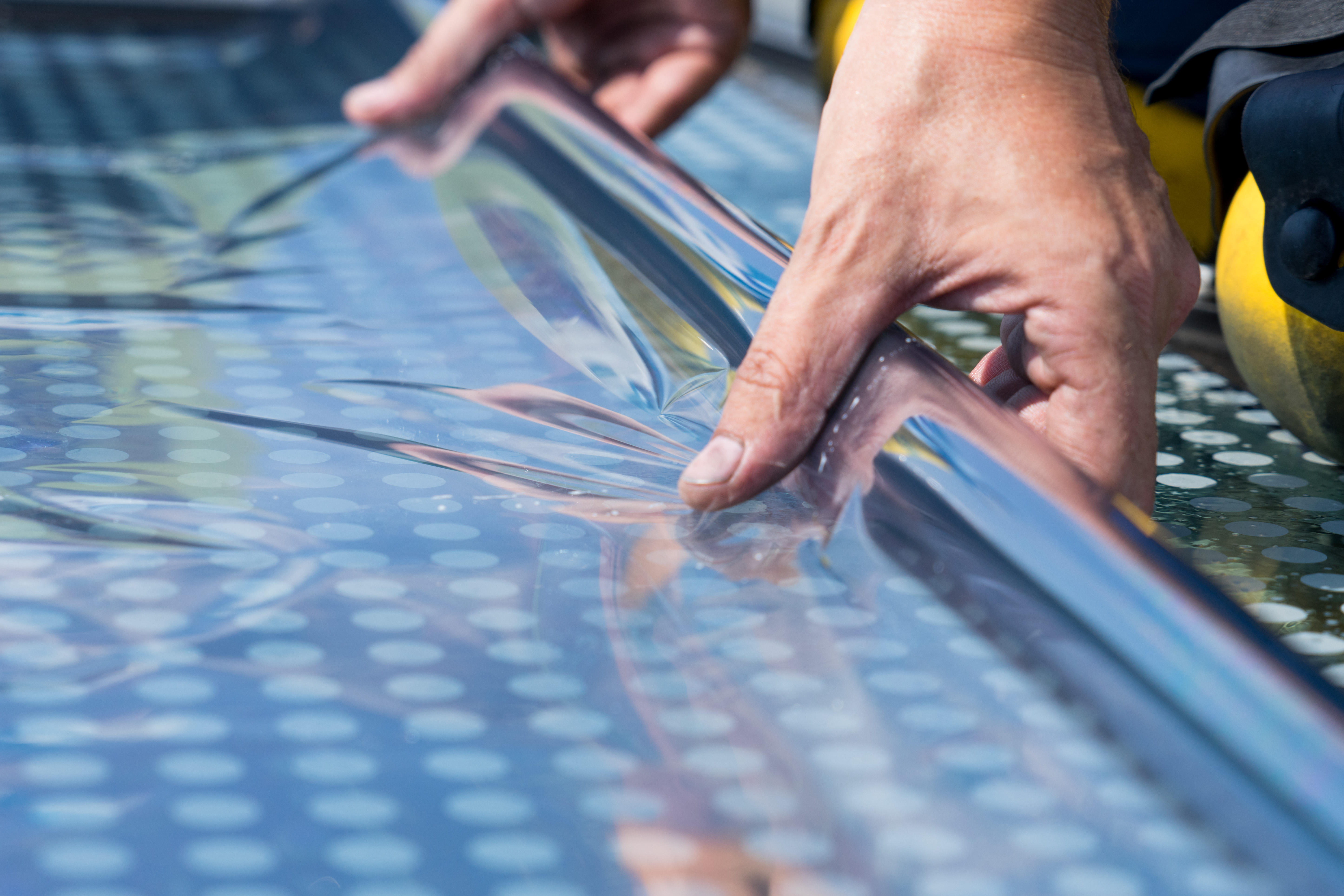 Sonnenschutzfolie wird an einer Immobilie in München montiert