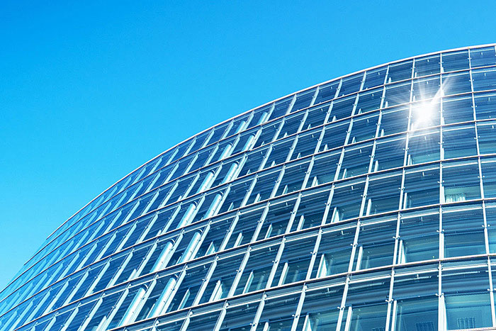 Sonnenschutzfolie an Fenstern schützt effektiv gegen Hitze