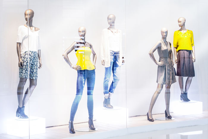 Sonnenschutzfolie gegen UV-Strahlung an Glasfläche vor Schaufensterpuppen